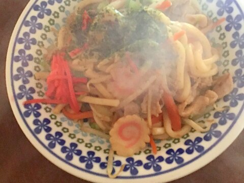 ナルトと豚コマと野菜の焼きうどん（ニンニク醤油味）